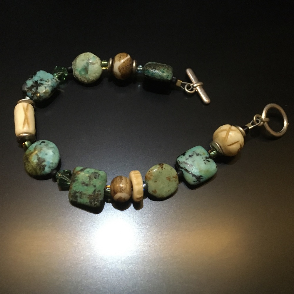 Turquoise and ivory colored beads bracelet